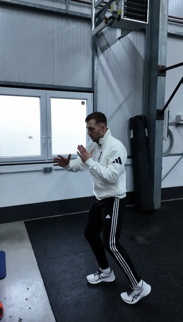 Lukas Leo Plasil erklärt einen biomechanischen Zusammenhang im Seminar